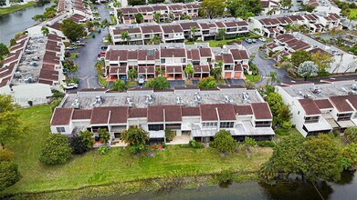 6521 Racquet Club Dr in Lauderhill, FL - Foto de edificio - Building Photo