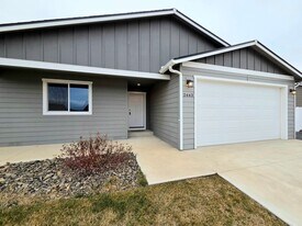 2443 3rd St SE in East Wenatchee, WA - Building Photo