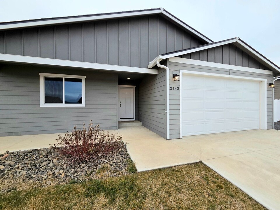 2443 3rd St SE in East Wenatchee, WA - Building Photo