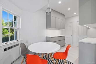 7 Axtell Dr in Scarsdale, NY - Building Photo - Building Photo