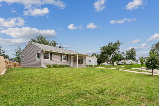 2417 Illinois St SW in Cedar Rapids, IA - Building Photo - Building Photo