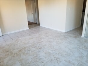 1751 Queensbury Cir in Hoffman Estates, IL - Building Photo - Building Photo