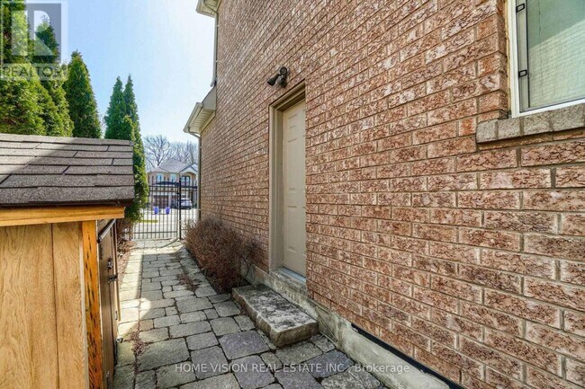 24 Sandbanks Dr in Richmond Hill, ON - Building Photo - Building Photo