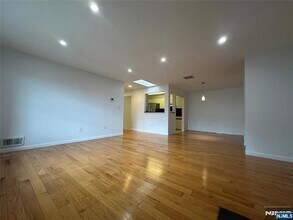 38 Garden Pl, Unit 133 in Edgewater, NJ - Building Photo - Building Photo