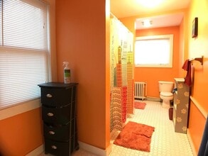 33 Dennison St, Unit 1 in Newport, RI - Foto de edificio - Building Photo