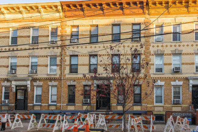 3027 42nd St in Astoria, NY - Foto de edificio - Building Photo