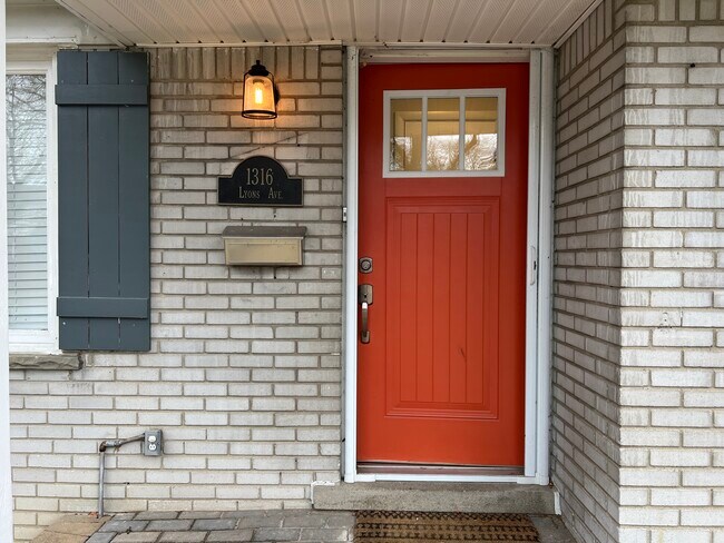 1316 Lyons Ave in Royal Oak, MI - Foto de edificio - Building Photo