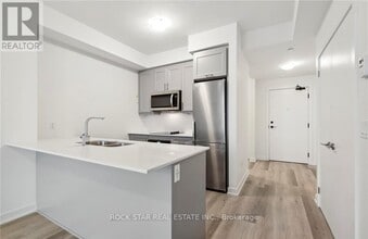 417 N Service Rd in Hamilton, ON - Building Photo - Building Photo