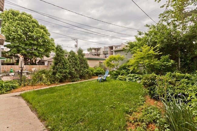 1427 W Winona St, Unit Garden in Chicago, IL - Building Photo - Building Photo