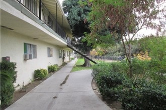 955 Hansen Ave in Pomona, CA - Foto de edificio - Building Photo