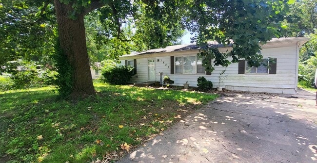 property at 1502 W Broadmoor St