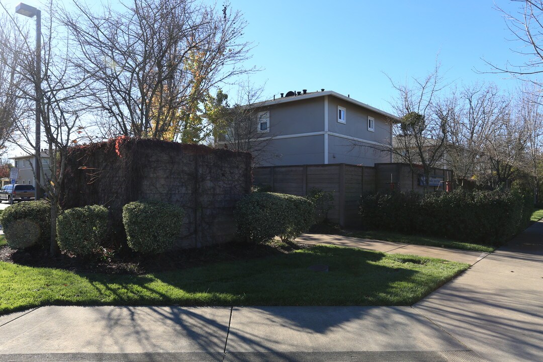 West Oaks Apartments in Santa Rosa, CA - Building Photo