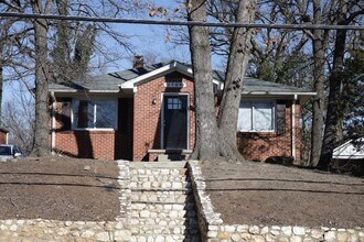 1708 Walker Ave, Unit 1708-B in Greensboro, NC - Foto de edificio - Building Photo