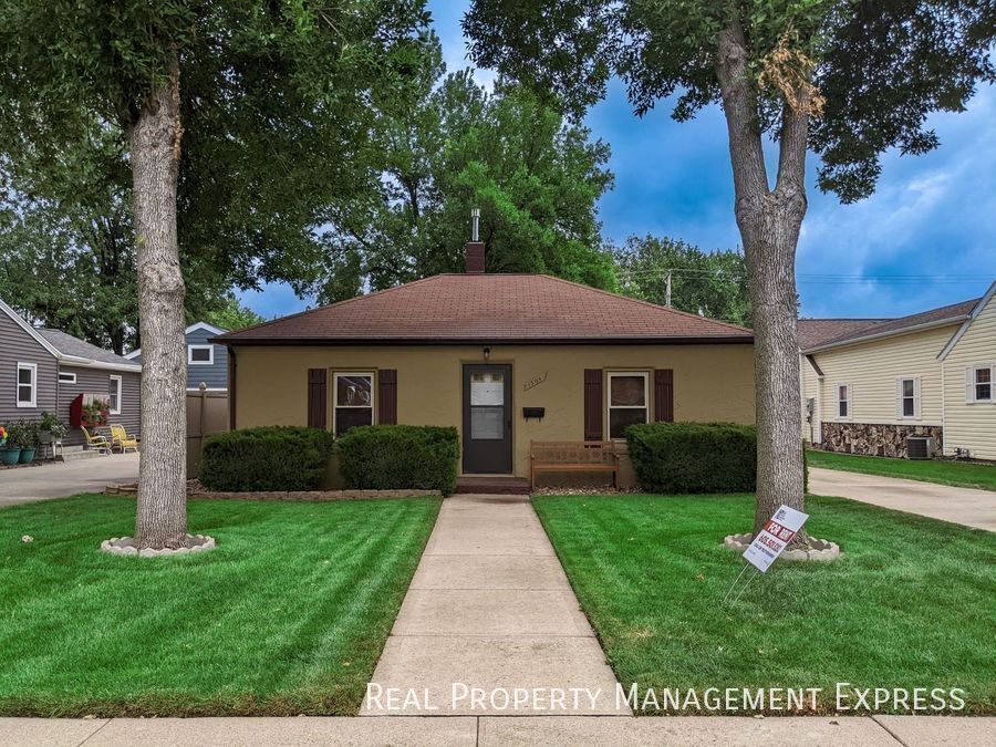 Cozy 2 Bedroom 1 Bathroom Home w/ Garage i in Sioux Falls, SD - Building Photo