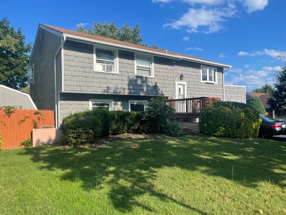 49 Narragansett Ave in Medford, NY - Building Photo