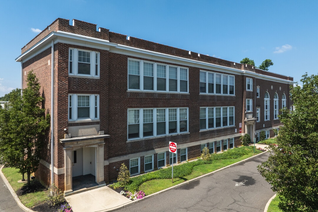 Springside School Apartments in Burlington, NJ - Foto de edificio