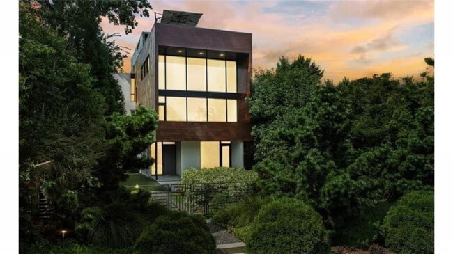 property at 1020 Bellevue Dr NE