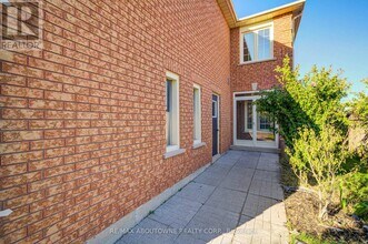 2211 Dale Ridge Dr in Oakville, ON - Building Photo - Building Photo