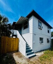 2 Bed/1 Bath - Unit B in St. Petersburg, FL - Building Photo