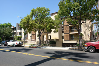 331 W Wilson Ave in Glendale, CA - Building Photo - Building Photo