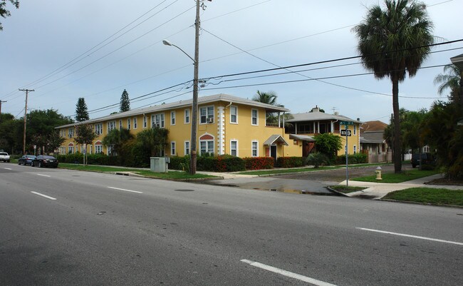 Palm Court Apartments in St. Petersburg, FL - Building Photo - Building Photo