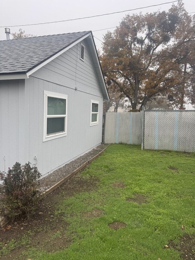 6117 Table Rock Rd in Central Point, OR - Building Photo - Building Photo