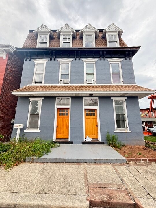 42 N State St in Ephrata, PA - Building Photo