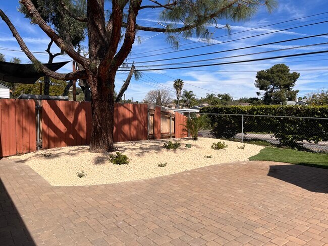 1104 N 1st St in El Cajon, CA - Foto de edificio - Building Photo