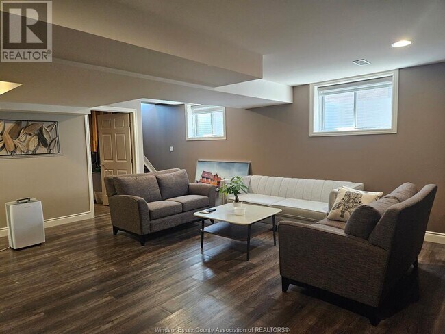 2927 McRobbie Cres in Windsor, ON - Building Photo - Building Photo