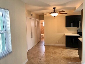 1824 Monroe St-Unit -11 in Hollywood, FL - Building Photo - Building Photo