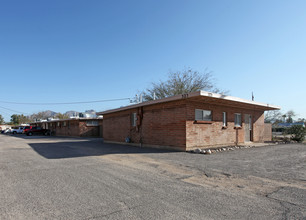 313-329 E Roger Rd in Tucson, AZ - Building Photo - Building Photo