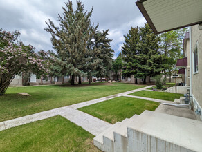 University Townhomes in Lethbridge, AB - Building Photo - Building Photo