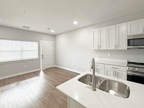 Iron Trail Apartments & Townhomes in Indianapolis, IN - Foto de edificio - Building Photo