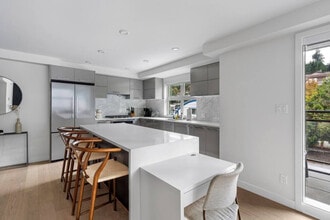 1160 Oxford St in White Rock, BC - Building Photo - Building Photo