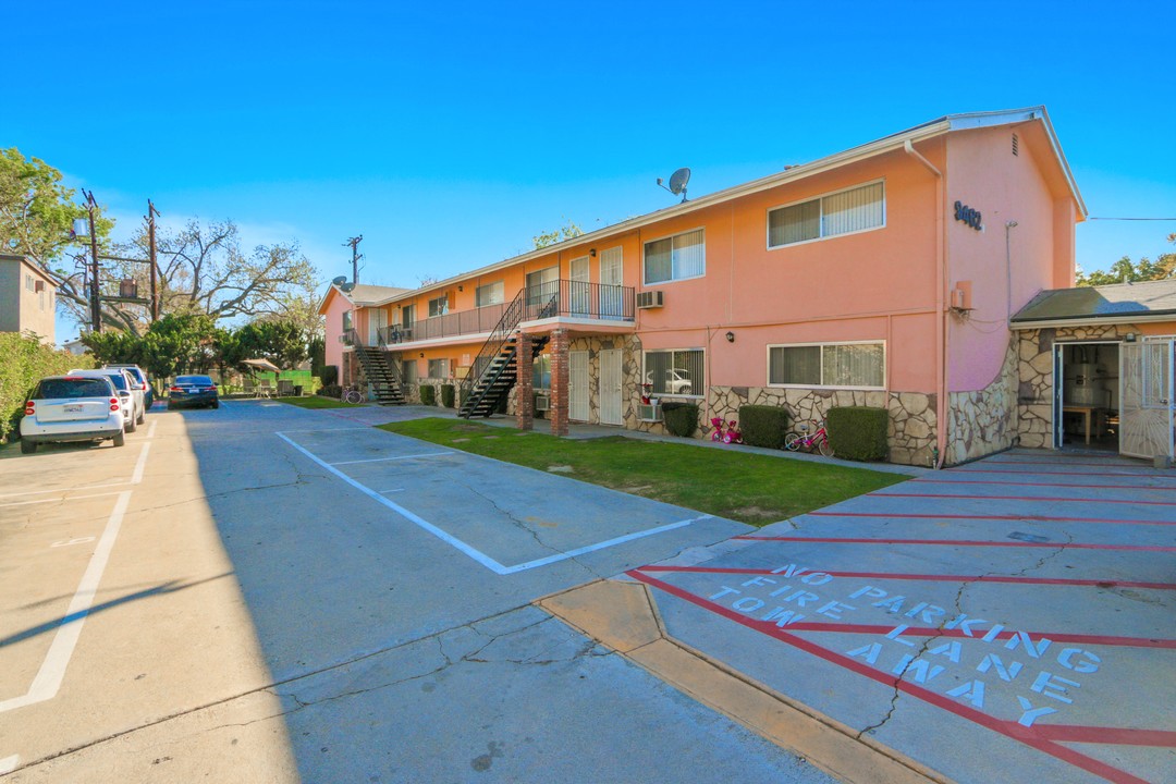 9462 Oak St in Bellflower, CA - Building Photo