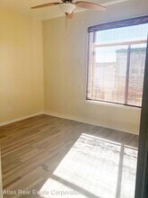 692 Valencia St in Los Angeles, CA - Foto de edificio - Building Photo