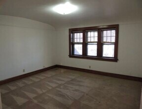 6310 W Meinecke Ave, Unit Upper unit in Wauwatosa, WI - Building Photo - Building Photo