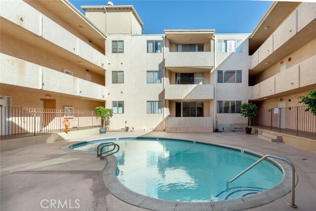 5429 Newcastle Ave, Unit 106 in Encino, CA - Building Photo