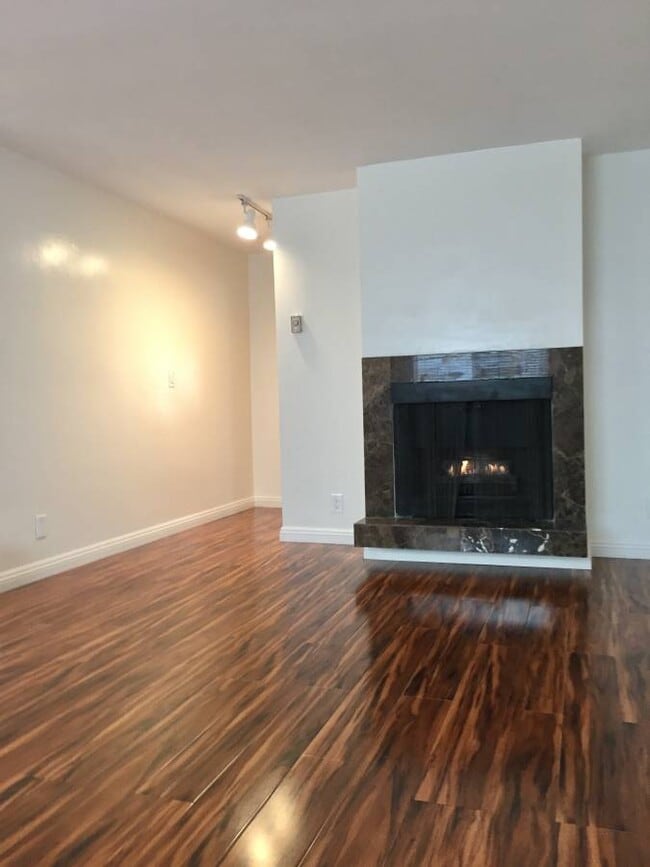 1130 9th St, Unit 3 in Santa Monica, CA - Building Photo - Building Photo