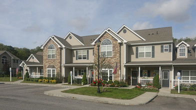 Fairfield Knolls East in Mastic Beach, NY - Foto de edificio - Building Photo