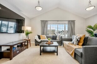 200 Sherwood Sq NW in Calgary, AB - Building Photo