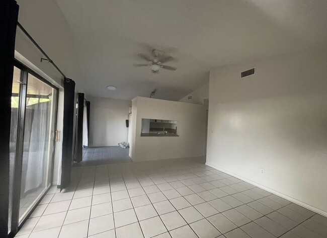 10557 Parkcrest Dr in Tampa, FL - Foto de edificio - Building Photo