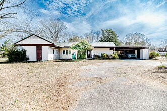 1809 NC-42 in Fuquay Varina, NC - Building Photo - Building Photo