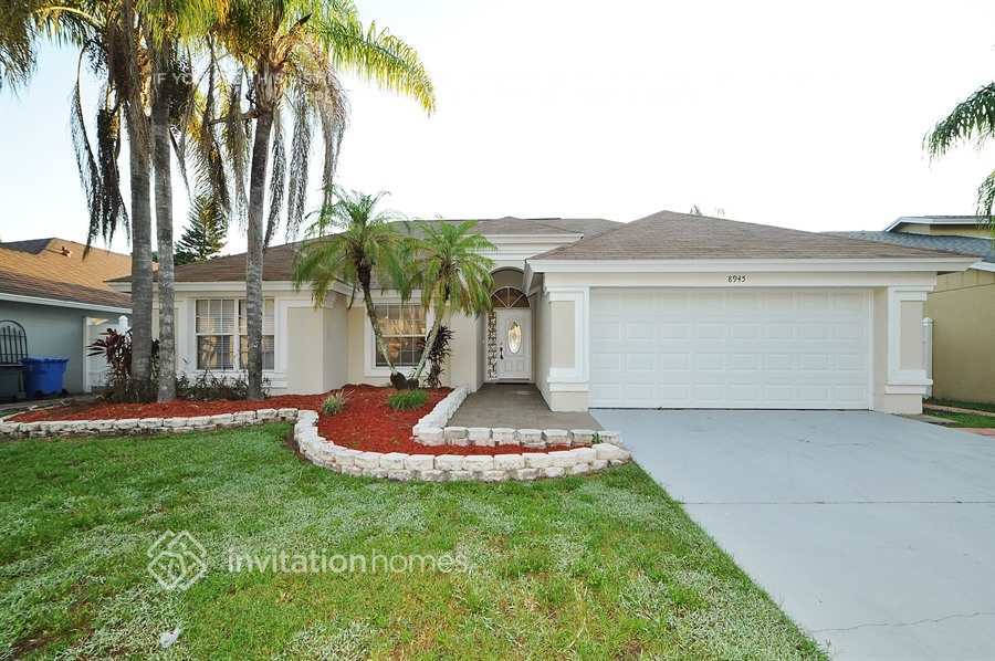 8945 Bayaud Dr in Tampa, FL - Building Photo