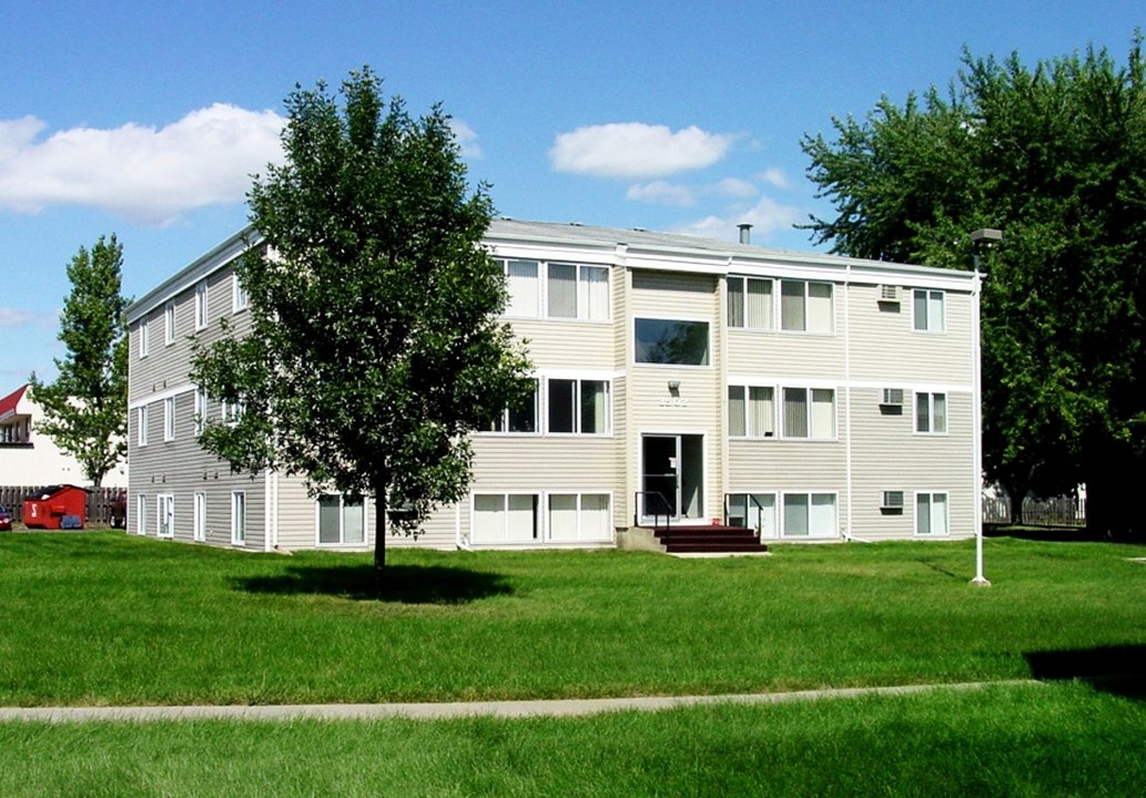 Meadowland Apartments in Sioux Falls, SD - Building Photo