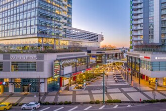 Marine Gateway Tower 1 in Vancouver, BC - Building Photo - Building Photo