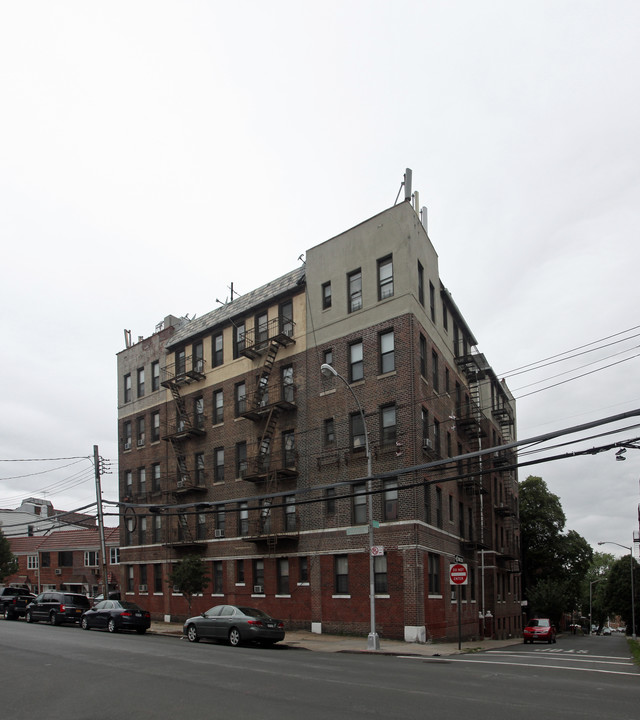 41-42 66th St in Woodside, NY - Building Photo