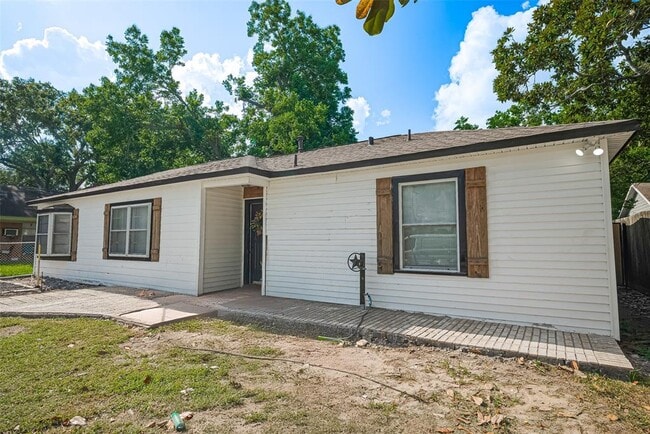 1308 W Dumble St in Alvin, TX - Building Photo - Building Photo