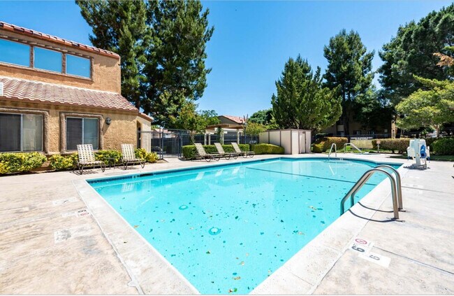 Granada Villas in Lancaster, CA - Foto de edificio - Building Photo