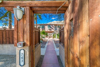 243 Avenida Ortega in Palm Springs, CA - Building Photo - Building Photo